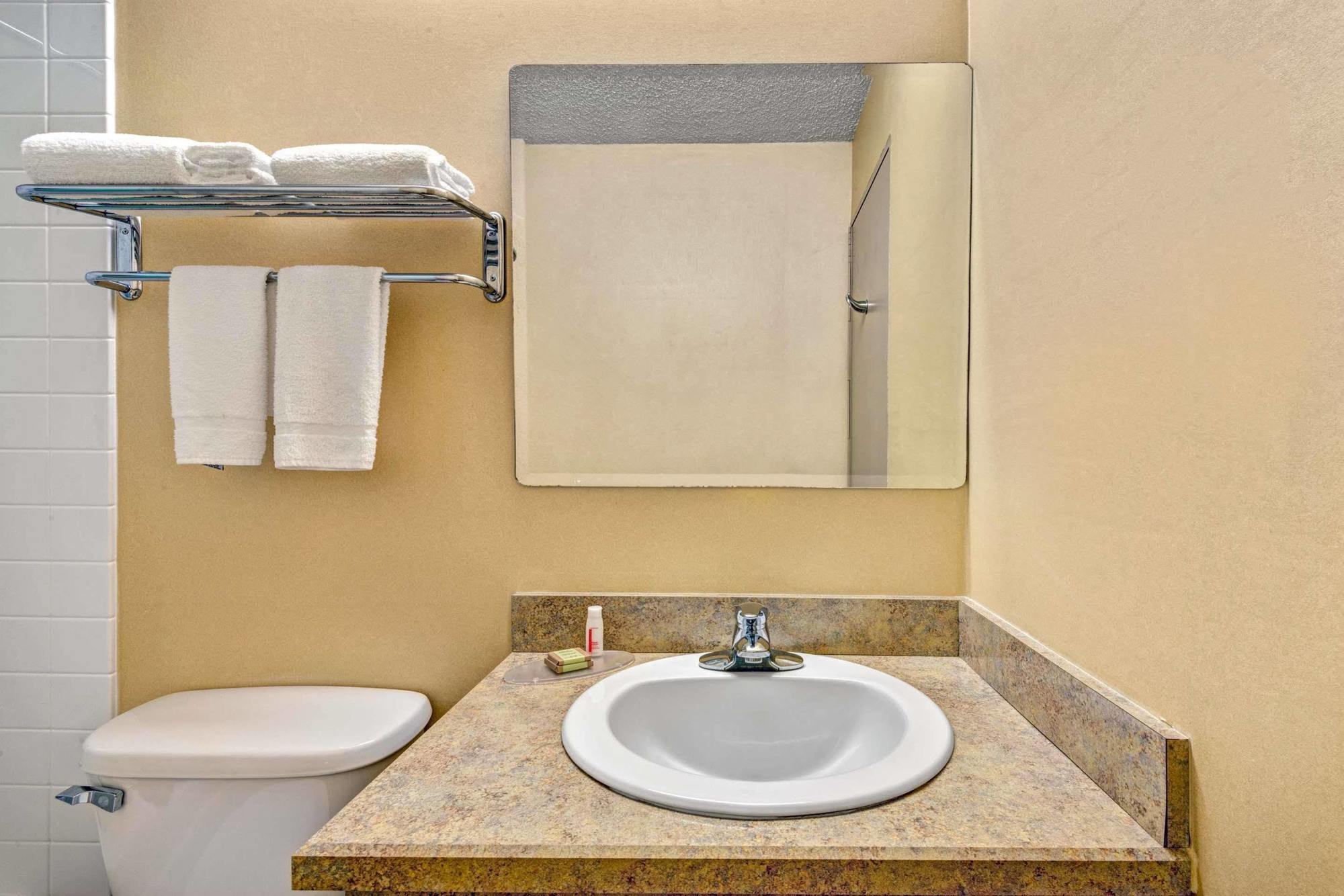 Homespring Inn & Studios - Hartford South - Rocky Hill Zimmer foto